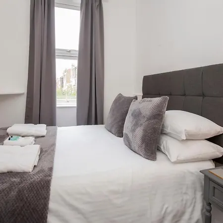 Sycamore Apartment *